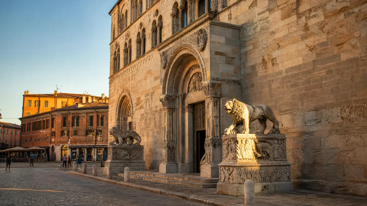 Die gemeißelte romanische Steinfassade einer italienischen Kathedrale an einem kleinen Stadtplatz im goldenen Abendlicht